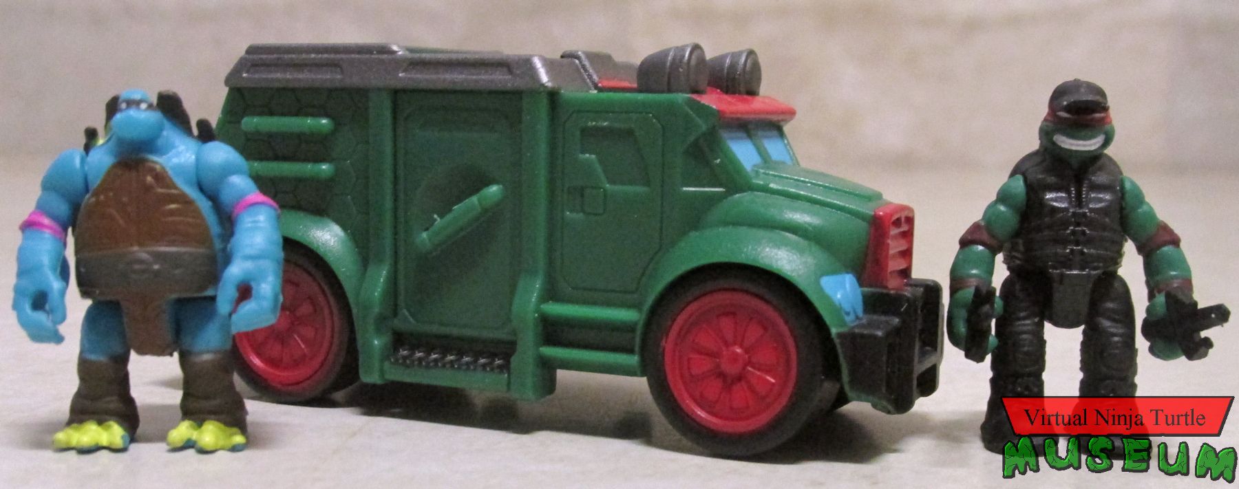 Micro Mutants Armored Truck with Stealth Ninja Raph & Slash